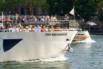Bateaux mouches sur la Seine à Paris