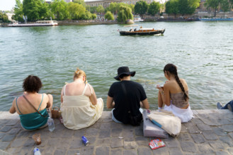 Parisiens sur les quais de Seine