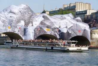 Oeuvre "La Caverne du Pont Neuf", par JR