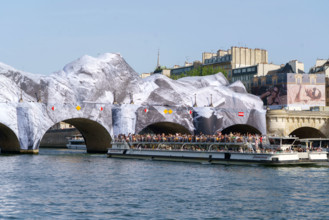 Oeuvre "La Caverne du Pont Neuf", par JR