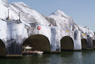 Oeuvre "La Caverne du Pont Neuf", par JR