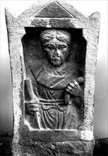 Femme âgée tenant deux objets. gallo-romain.