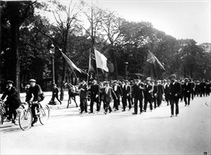 1915 - Les volontaires anglais défilant au Champs-Elysées -