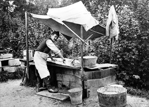 Man doing the washing-up and ironing in Verdun