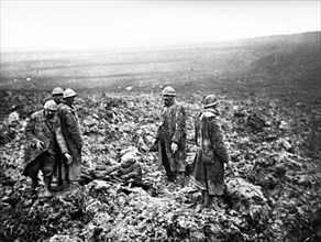 Stretcher-bearers collecting the casualties in Verdun