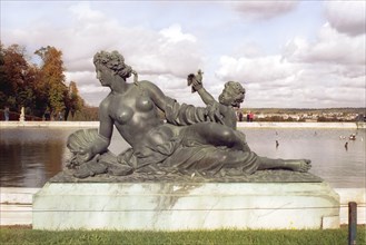 Parc de Versailles : statue d'un des grands bassins de la terrasse.