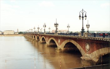 Pont de Bordeaux (486m) 1810-1821 dit " le Pont de Pierre ".