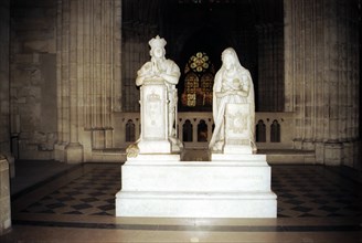 Louis XVI and Marie-Antoinette.  Requesting statues. Saint-Denis.