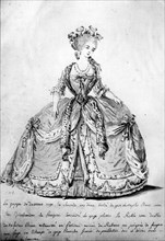 Dame qui porte une robe Louis XV