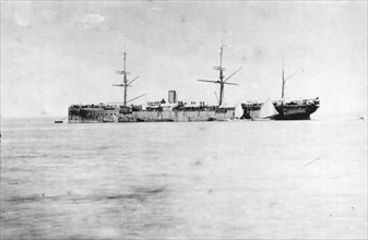 Vers 1884. Le paquebot " Miper " en rade de Dakar.