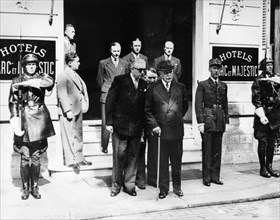 Le maréchal Pétain sortant de l'Hôtel du Parc à Vichy.
