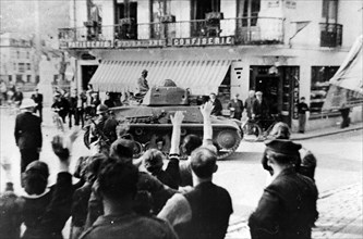 Les troupes françaises traversent une ville de Belgique. Mai 1940