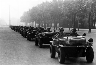 Juin 1940. Défilé allemand de voitures amphibies.