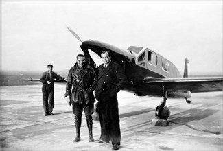 1935, le Bourget. Raid Paris-Saïgon. Devant l'avion, Saint-Exupéry et Provost.