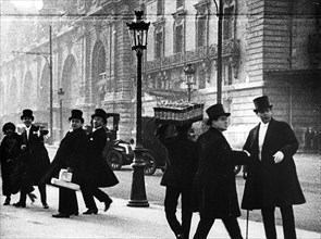 Années 1920. Les rues de Paris au petit matin.