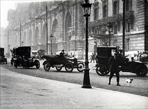 Circulation dans les rues de Paris vers 1927