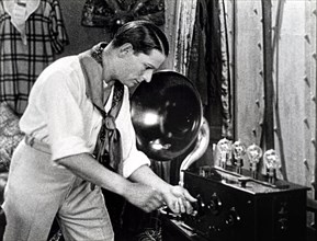 1925.  The modern world.  The radio:  first receivers with lamps.