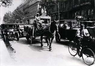 June 1924.  Everyday life.  Circulation in the streets of Paris.