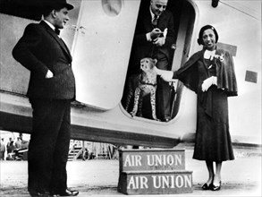 1930.  Air Union.  Joséphine Baker and his guépard.