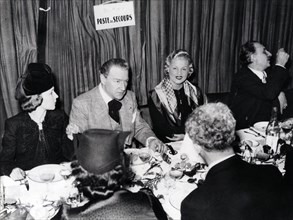 Sacha Guitry déjeune avec Elvire Popesco et Willemetz. 1938