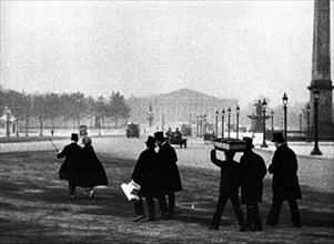 Paris. Début du siècle. Place de la Concorde au petit matin.