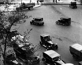 1927. Paris. Circulation boulevard Haussmann.