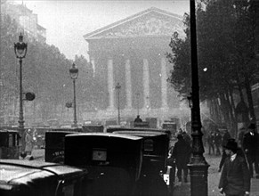 Vers 1925. Paris. Circulation rue Royale.