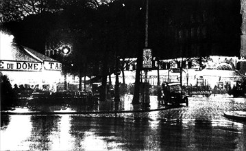 Vers 1925. Les rues de Paris. Montparnasse le soir.