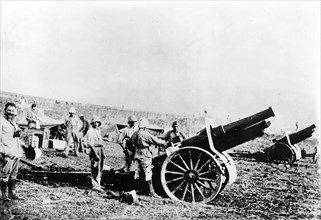 Novembre 1925. Batterie de 75 sur le front marocain.