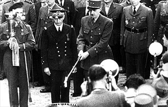 Le général de Gaulle ravivant la flamme à l'Arc de Triomphe.
