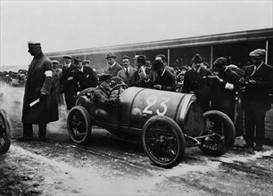 Circuit of the Sarthe:  departure of Frédérick on Bugatti carrier in 1920
