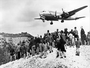 Mars 1948. Pendant le blocus de Berlin, ravitaillement par  avion