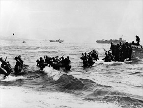 Unloading of the American soldiers in the Mediterranean