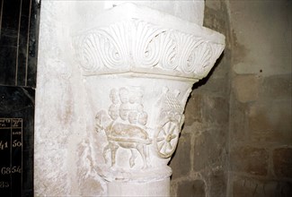 Chapiteau de la crypte de l'abbaye de Saint-Denis