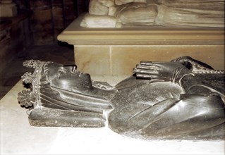 Recumbent statue of an unknown queen
