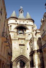 Bordeaux. La Grosse Cloche ou Porte Saint Eloi. Elle servait à la fois de beffroi et de porte de la ville. L'horloge et la cloche (XVIIIe siècle) sonnaient les grands événements.