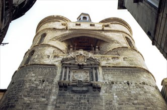 Bordeaux. La Grosse Cloche ou Porte Saint Eloi. Elle servait à la fois de beffroi et de porte de la ville. L'horloge et la cloche (XVIIIe siècle) sonnaient les grands événements. La façade opposée.