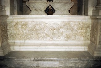 Basilique Saint Denis. Bas relief célébrant les victoires de François Ier.