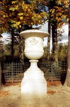 Parc du château de Versailles, grand vase de pierre sculptée.