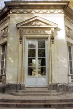 Versailles, le Belvédère. Une porte de la terrasse du Belvédère donnant sur la Rivière Enchantée.
