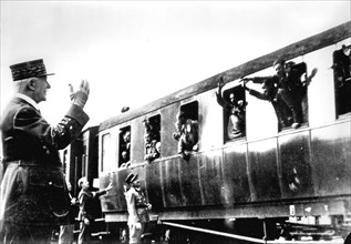 Pétain is welcoming the prisoners released in 1941.