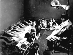 La ligne Maginot. Une séance de rayons ultraviolets. 1938