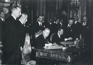 A Paris: signature de l'accord franco-allemand par Monsieur Bonnet et Von Ribbentrop