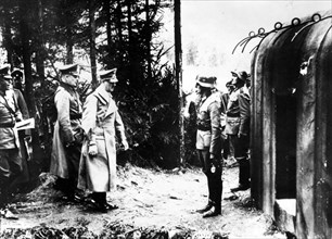 Hitler visite la ligne de défense tchécoslovaque, tombé dans ses mains à la suite des accords de Munich