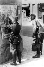 Les Allemands à Dormans, devant une affiche anti-anglaise