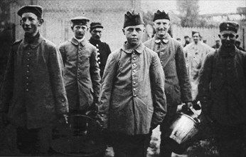 Guerre 14-18. Le Miroir du 4 juillet 1915. Arras. Jeunes prisionniers allemands de 15 et 16 ans.