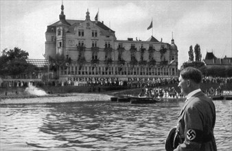 Adolf Hitler. Der Führer fährt auf dem Rhein zur Saarkundgebung 1934 auf dem Ehrenbreitstein. Le