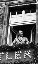 Adolf Hitler. In der Stadt der Parteitage. Am Fenster des Hotels ,,Deutscher Hof'' in Nürnberg.