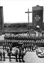 Adolf Hitler. Trauerfeier für Generalfeldmarschall v. Hindenburg im Ehrenhof des