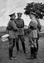 Adolf Hitler. Der Führer mit dem Reichskriegminister und dem Oberbefehlshaber des Heeres 1935 bei